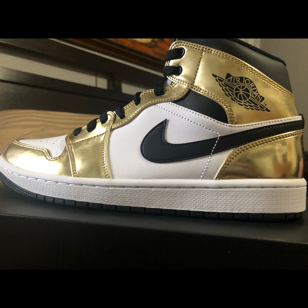 Air Jordan 1 Mid SE Metallic Gold (NEW)